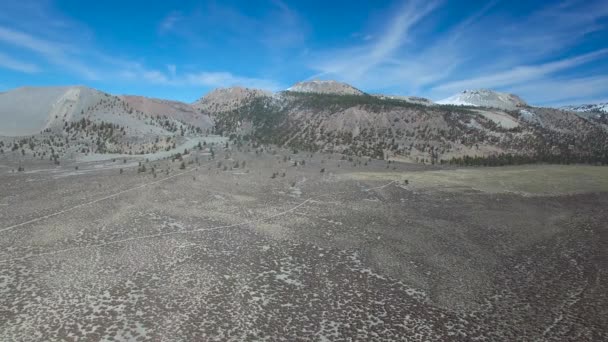 Hoge Luchtfoto Boven Woestijn Onthult Mono Vulkaan Kegels Oostelijke Sierra — Stockvideo