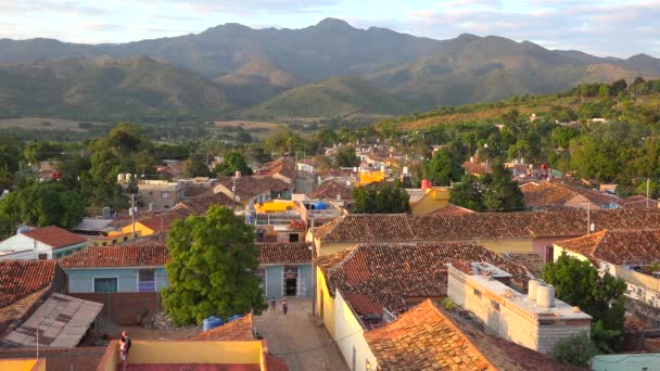 キューバのトリニダードの趣のある魅力的な都市の美しい日の出または日没の景色 — ストック動画