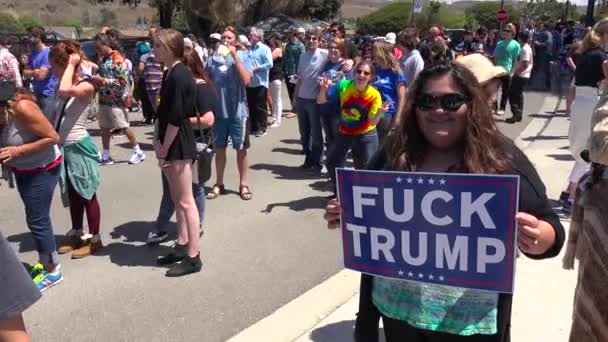 Attendees Bernie Sanders Rally Hold Signs Saying Fuck Trump — стокове відео