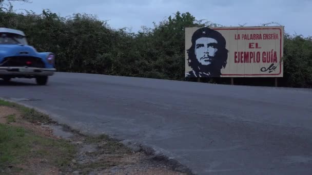 Komunistická Propaganda Billboardy Lemují Silnici Kubě Klasickým Starým Autem Procházející — Stock video