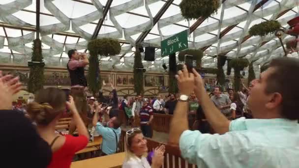 Homem Está Uma Mesa Desce Copo Cerveja Oktoberfest Alemanha — Vídeo de Stock