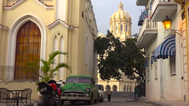 Callejón Tranquilo Con Coches Clásicos Fondo Del Museo Revolución Habana — Vídeos de Stock