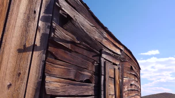 カリフォルニア州ボディの荒涼としたゴーストタウンにある古い木製のスラットのパターン — ストック動画