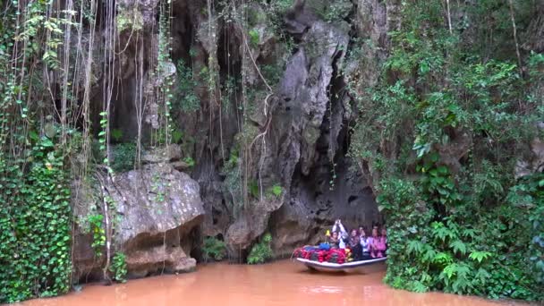 Barco Turístico Emerge Cueva Cueva Del Indio Parque Nacional Vinales — Vídeo de stock