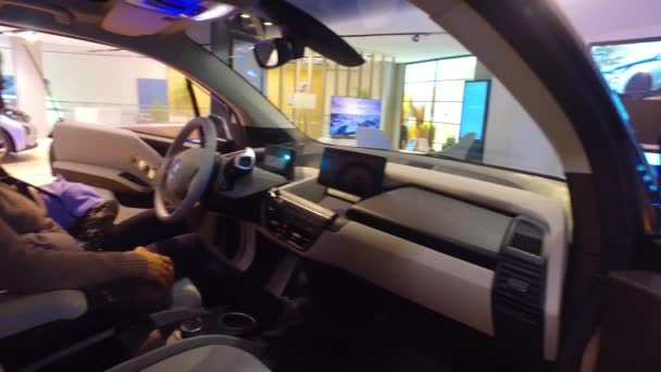 Una Donna Siede Una Bmw Berlina Uno Showroom — Video Stock