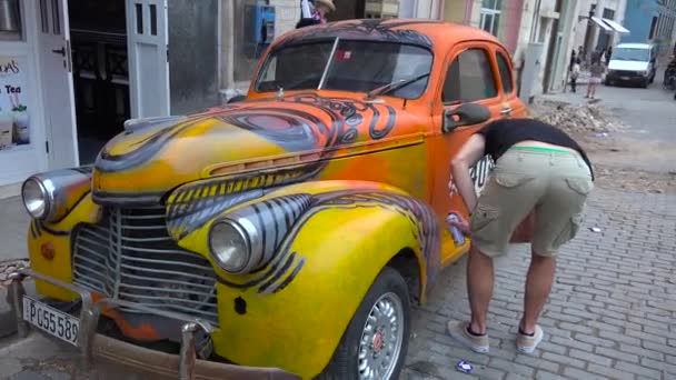 Homme Peint Vieille Voiture Classique Dans Les Rues Havane Cuba — Video