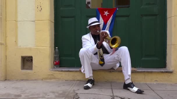 Ένας Μουσικός Της Τζαζ Παίζει Τρομπέτα Στους Δρόμους Της Αβάνας — Αρχείο Βίντεο