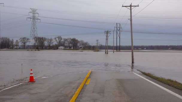 2016年のミズーリ州での激しい嵐の間 洪水は道路を洗い流している — ストック動画