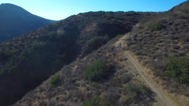 Boa Aérea Seguindo Motociclista Montanha Ascendendo Uma Montanha Califórnia — Vídeo de Stock