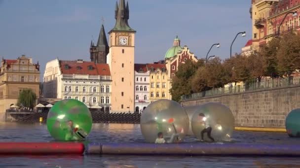 Люди Катаются Внутри Резиновых Пузырей Реке Влтава Праге Чехия — стоковое видео