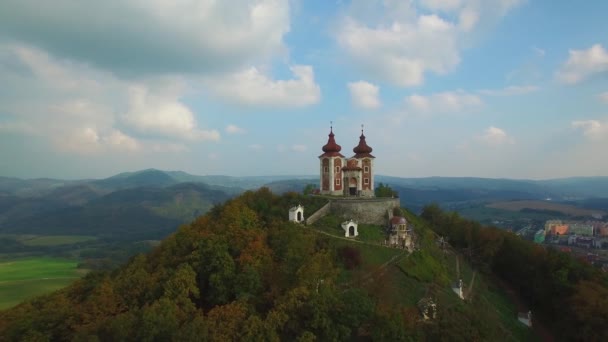 Een Prachtige Luchtfoto Van Een Mystiek Kasteel Een Heuveltop Slowakije — Stockvideo