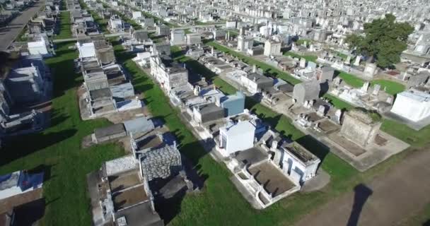 Atormentante Disparo Aéreo Bajo Sobre Cementerio Nueva Orleans Con Lápidas — Vídeos de Stock