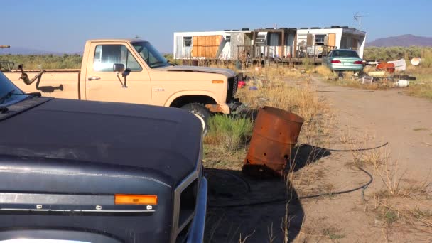 Een Verlaten Stacaravan Woestijn Omgeven Door Oude Vrachtwagens Auto Afval — Stockvideo