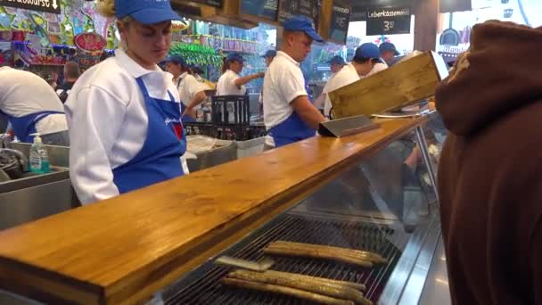 Deutsche Würstchen Werden Auf Der Wiesn Serviert — Stockvideo