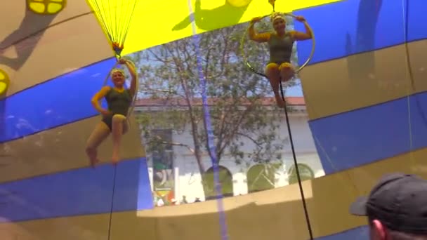 Trapeze Performers Doen Routines Een Grote Opblaasbare Ballon Tijdens Zonnewende — Stockvideo