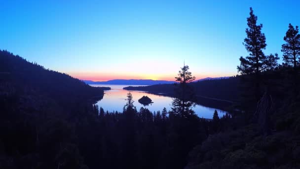 エメラルドベイの夜明けに撮影された美しい航空写真タホ湖 — ストック動画