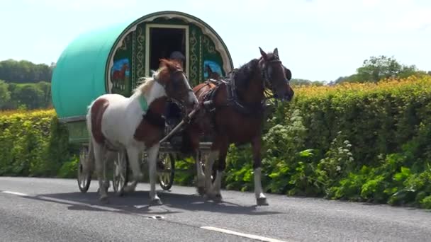 Uma Caravana Cigana Passa Por Uma Estrada Inglaterra — Vídeo de Stock
