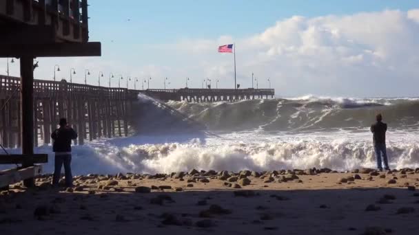 Stora Vågor Kraschar Kalifornien Strand Och Piren Mycket Stor Storm — Stockvideo