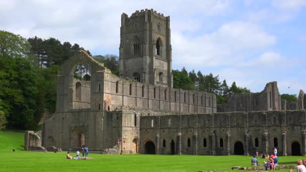 Eine Verlassene Kathedrale Mit Brunnen Und Picknick Vordergrund — Stockvideo