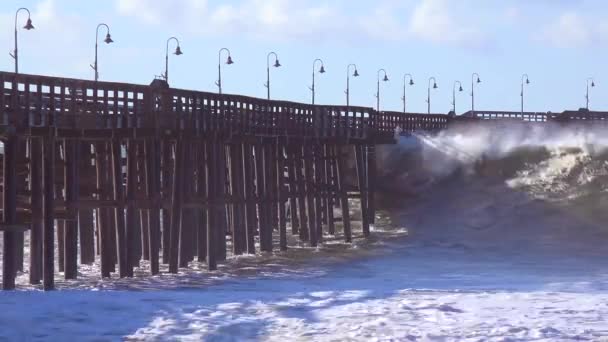 Stora Vågor Kraschar Kalifornien Strand Och Piren Mycket Stor Storm — Stockvideo