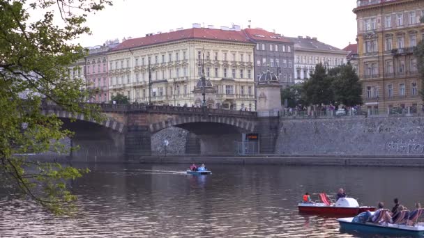 Paddleboats Κινούνται Στον Ποταμό Vltava Στην Πράγα Της Τσεχίας — Αρχείο Βίντεο