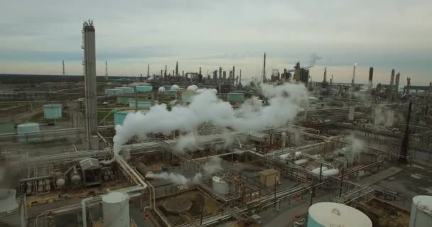 在烟雾和污染物不断上升的大型工业炼油厂上空的出色空中飞行 — 图库视频影像