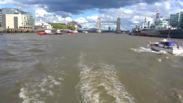 Pov Disparado Longo Rio Tamisa Tower London Bridge Uma Distância — Vídeo de Stock