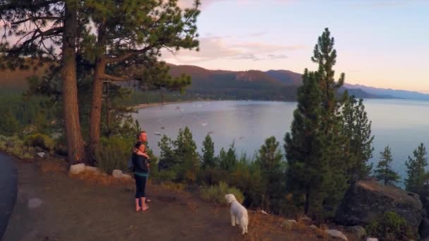 Una Toma Aérea Sobre Una Pareja Romántica Mirando Hacia Lago — Vídeos de Stock