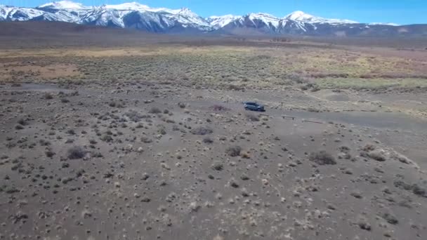 Mojave Çölü Ndeki Toprak Bir Yolda Sierra Nevada Dağları Giden — Stok video