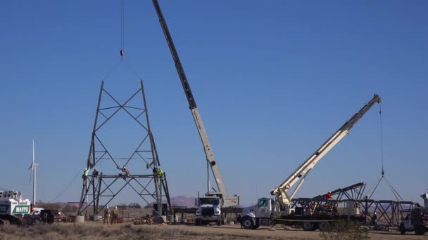 Amerikaanse Arbeiders Monteren Hoogspanningstransformatoren Kabels Amerikaanse Infrastructuur Bouwen — Stockvideo