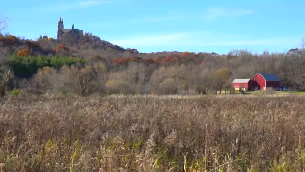 ウィスコンシン州の田舎にある遠隔修道院 ホーリー ヒルの素晴らしい設立ショット — ストック動画