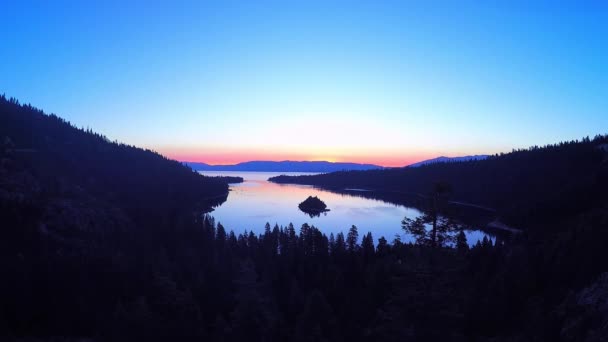 エメラルドベイの夜明けに撮影された美しい航空写真タホ湖 — ストック動画