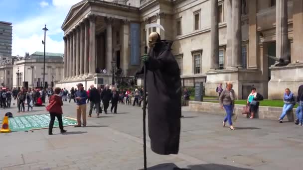 Egy Utcai Előadó Játszik Kaszást Londoni Trafalgar Téren — Stock videók