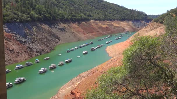 Houseboats Sedět Nízko Vodě Jezera Oroville Kalifornii Během Extrémního Sucha — Stock video