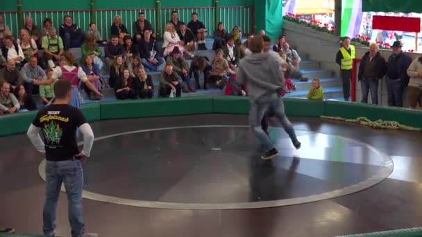 Une Attraction Carnaval Allemand Implique Des Bénévoles Boxant Sur Plateau — Video