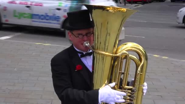 Bir Adam Içinden Ateş Çıkan Bir Tuba Çalar — Stok video