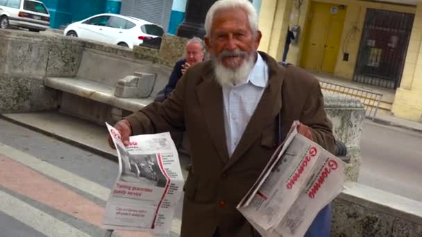 Hombre Vende Revistas Periódicos Las Calles Habana Cuba — Vídeo de stock