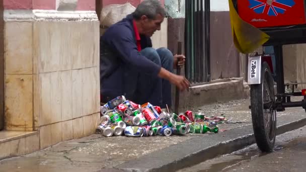 Ένας Άντρας Στο Δρόμο Συνθλίβει Και Ανακυκλώνει Αλουμινένια Κουτάκια Στην — Αρχείο Βίντεο