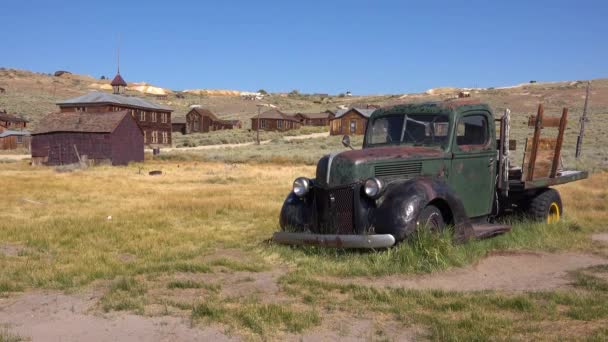 Eski Terk Edilmiş Bir Pikap California Nın Bodie Kasabasındaki Tarlada — Stok video