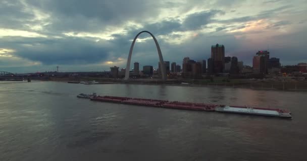 密苏里州圣路易斯天际线背景的密西西比河驳船上美丽的空中 — 图库视频影像