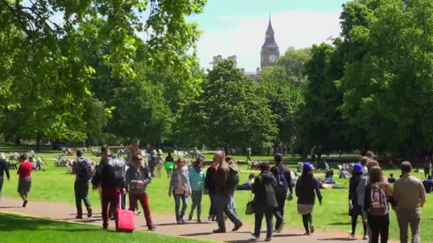 Pedestres Caminham James Park Londres Com Fundo Big Ben — Vídeo de Stock