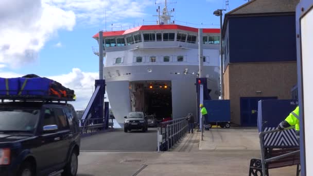 Автомобілі Виходять Поромного Човна Стромнесс Оркнейські Острови Шотландія — стокове відео