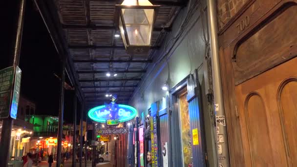 Tilt Turun Tembakan Membangun Bourbon Street New Orleans Pada Malam — Stok Video