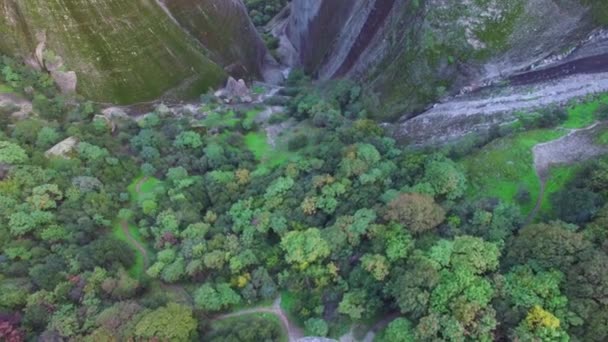 Tırmanışçılar Yunanistan Meteora Kentinde Dik Bir Tepe Kulesine Tırmandılar — Stok video