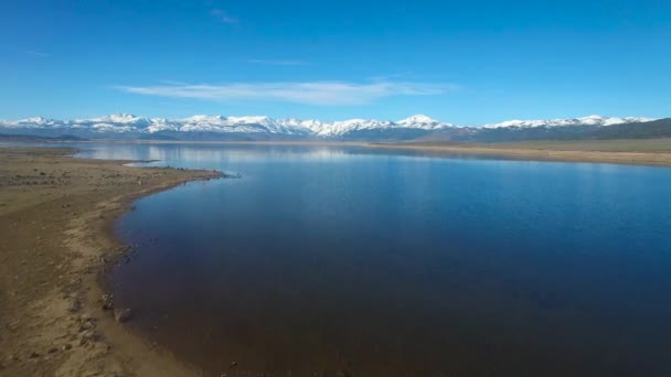 Une Belle Antenne Dessus Lac Montagne Révèle Les Montagnes Sierra — Video