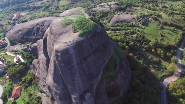 Tırmanışçılar Yunanistan Meteora Kentinde Kayalık Bir Yamaçtan Yükselirken Yükselen Gökyüzü — Stok video