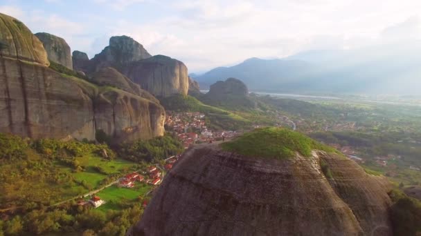 Prachtige Antenne Boven Rotsformaties Van Meteora Griekenland — Stockvideo