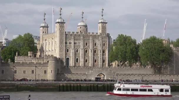 ロンドン塔の前にあるテムズ川を渡る船 — ストック動画