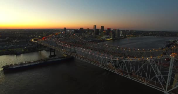 Hermosa Toma Aérea Nocturna Del Puente Crescent City Sobre Río — Vídeos de Stock