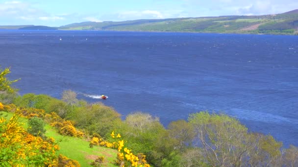 Tiro Loch Ness Escocia Con Lancha Motora Pasando — Vídeo de stock